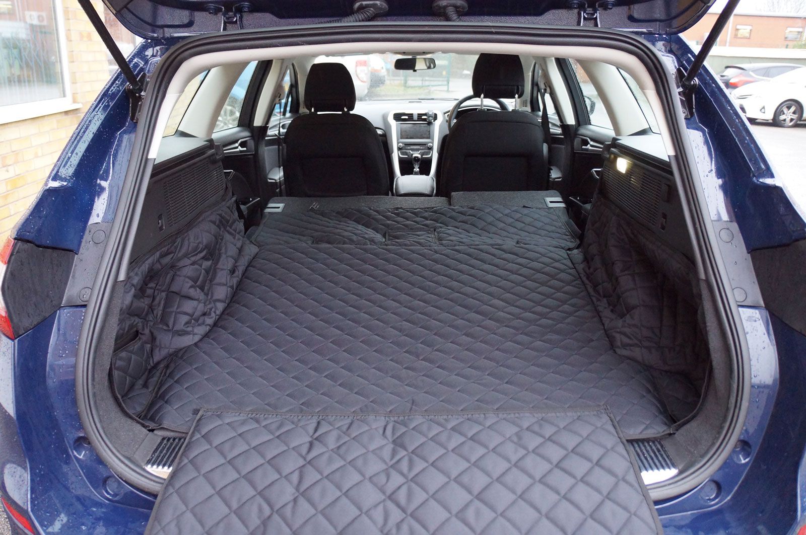 Ford Mondeo Estate boot liner with folded down rear seats